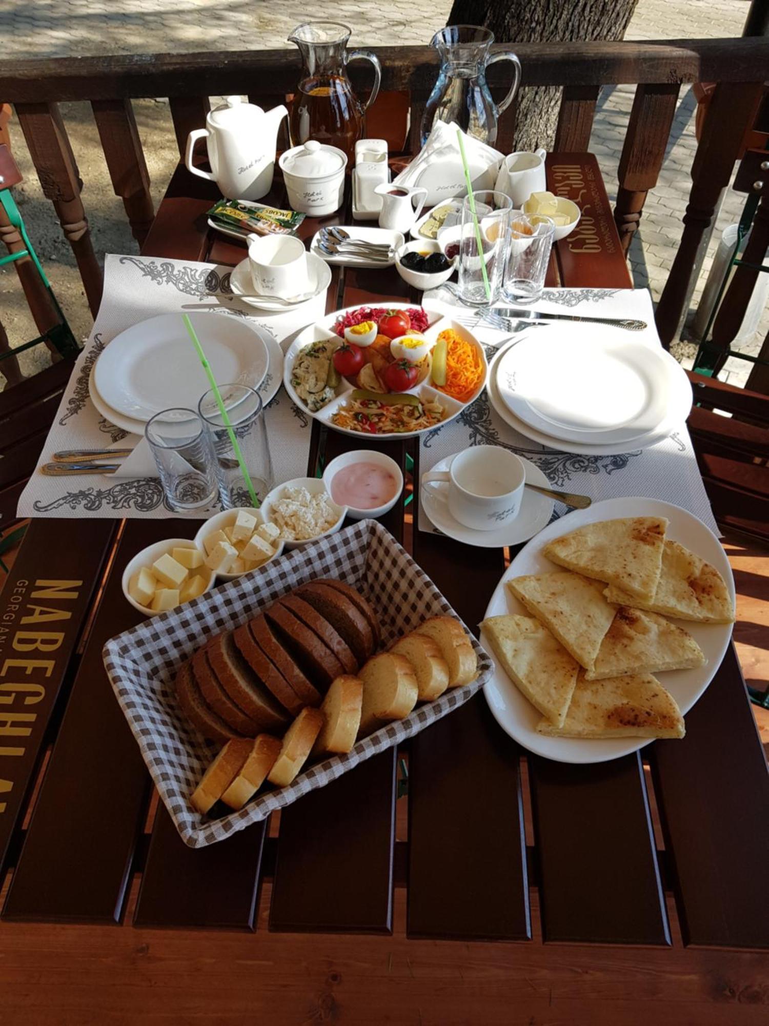 Park Hotel Kutaisi Bagian luar foto