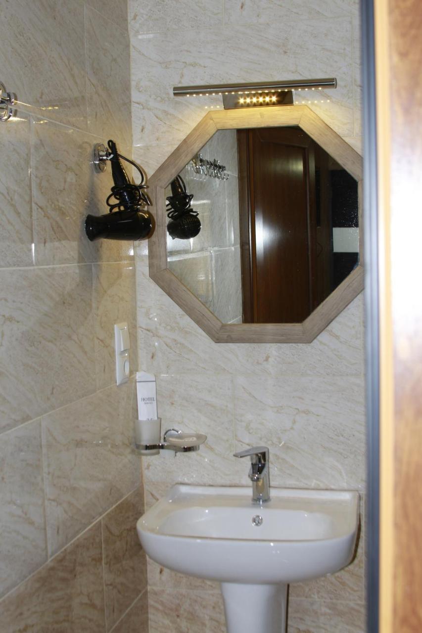 Park Hotel Kutaisi Bagian luar foto