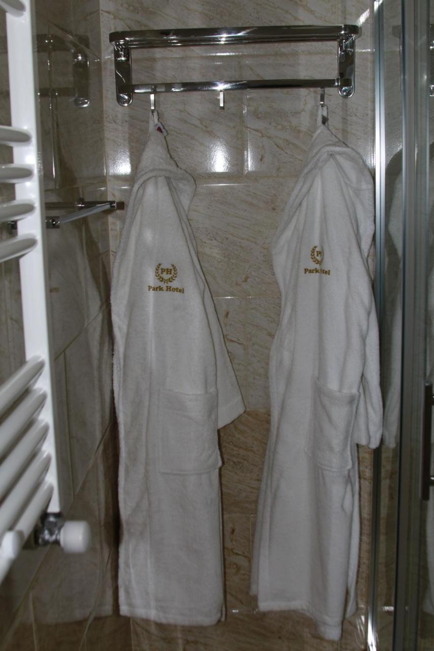 Park Hotel Kutaisi Bagian luar foto