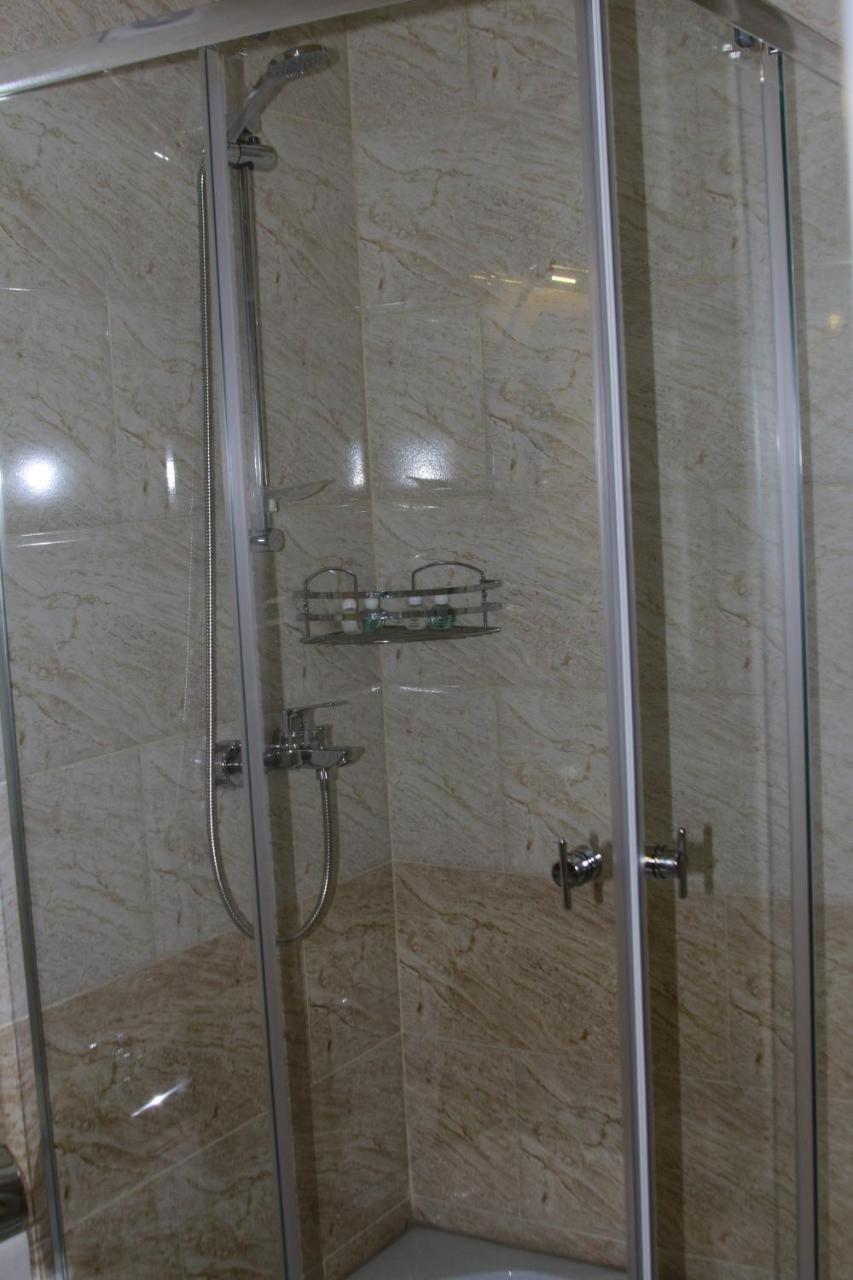 Park Hotel Kutaisi Bagian luar foto