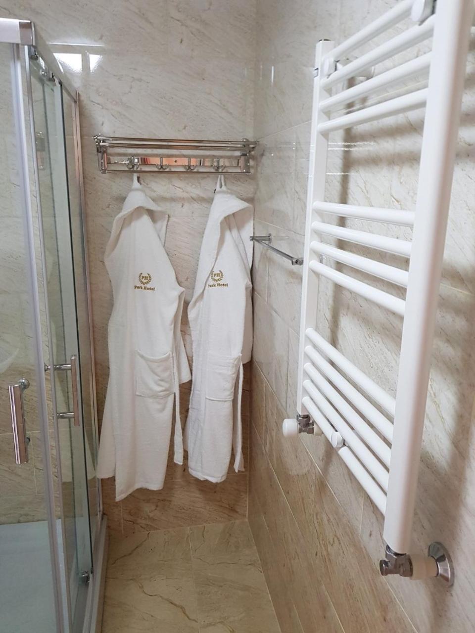 Park Hotel Kutaisi Bagian luar foto