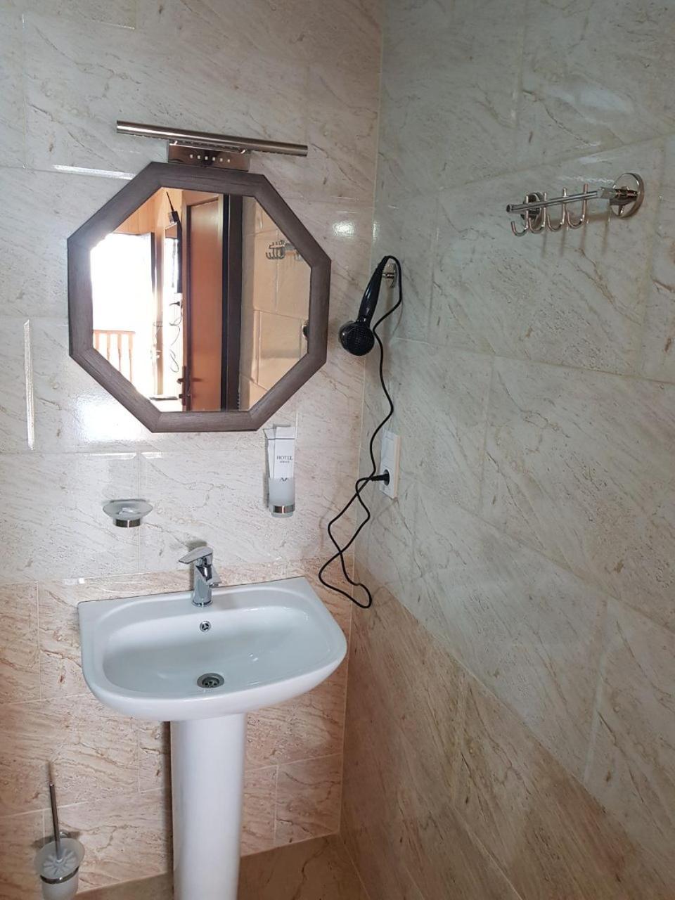 Park Hotel Kutaisi Bagian luar foto
