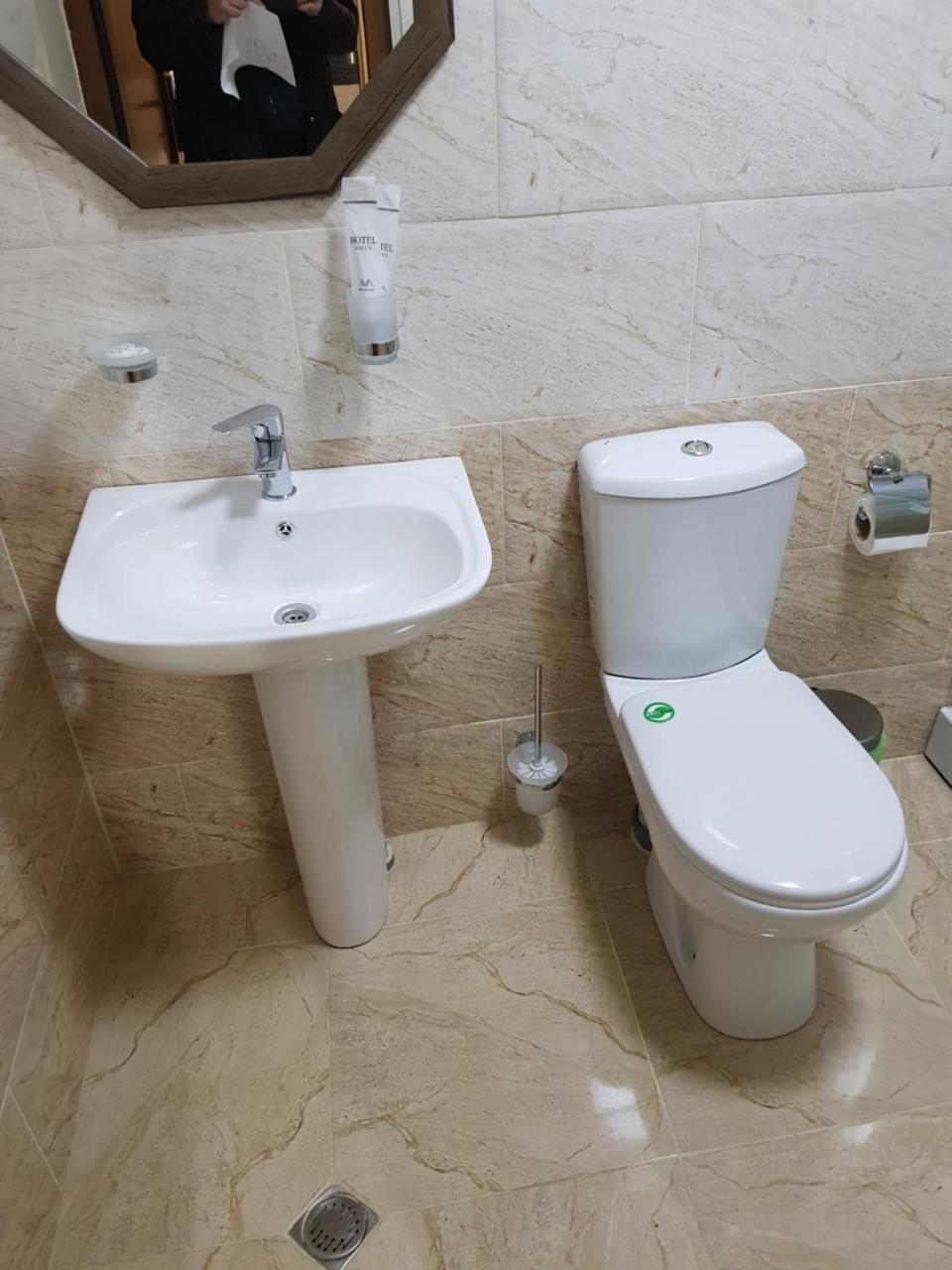 Park Hotel Kutaisi Bagian luar foto