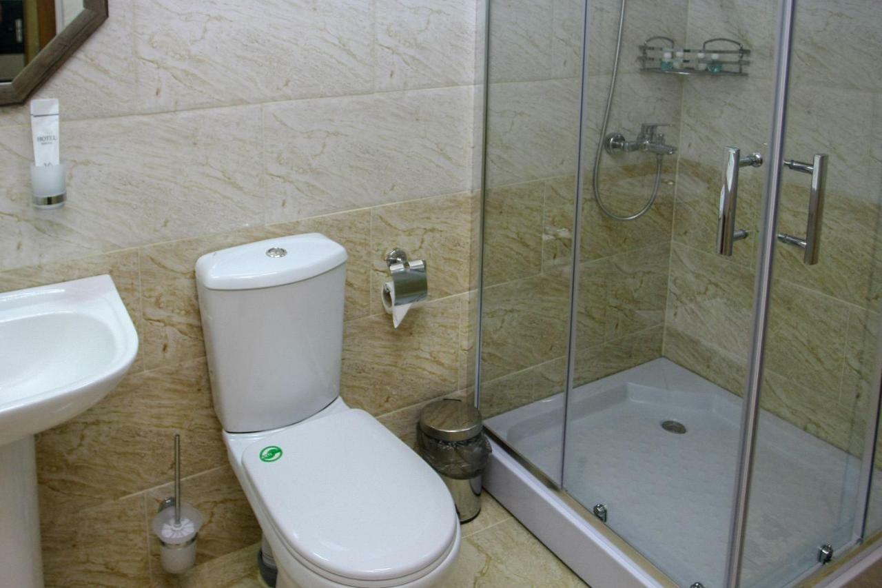 Park Hotel Kutaisi Bagian luar foto
