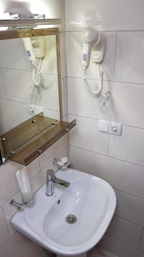 Park Hotel Kutaisi Bagian luar foto
